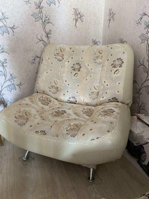 Диван белый с узорами