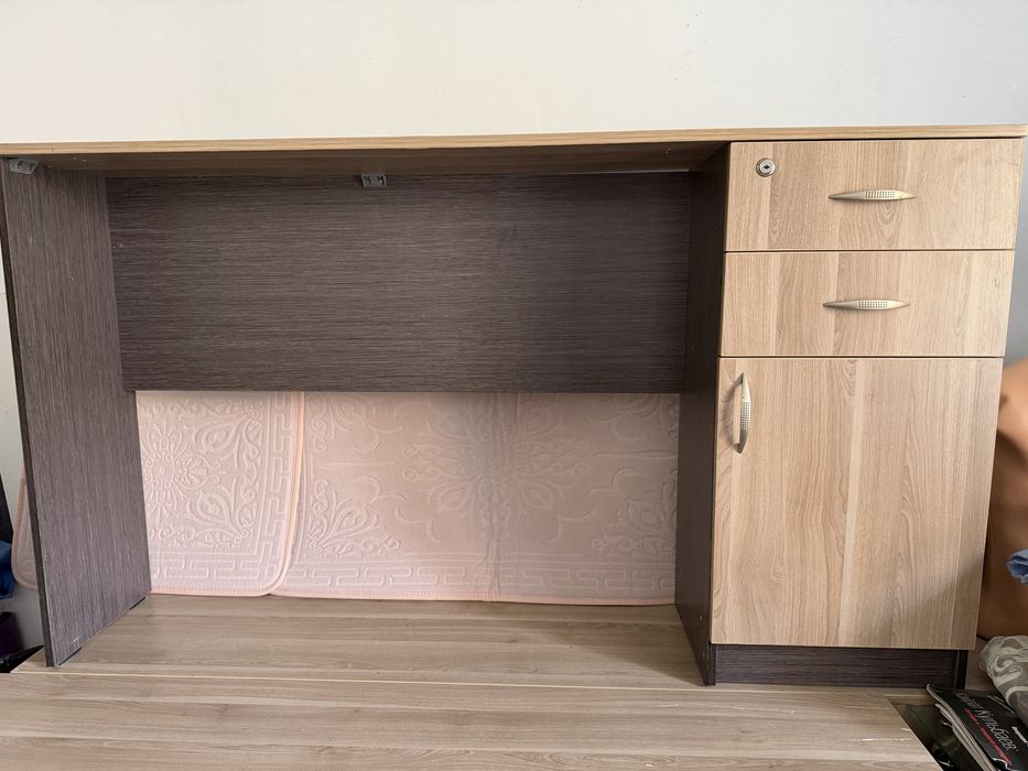 Продается стол для салона красоты
