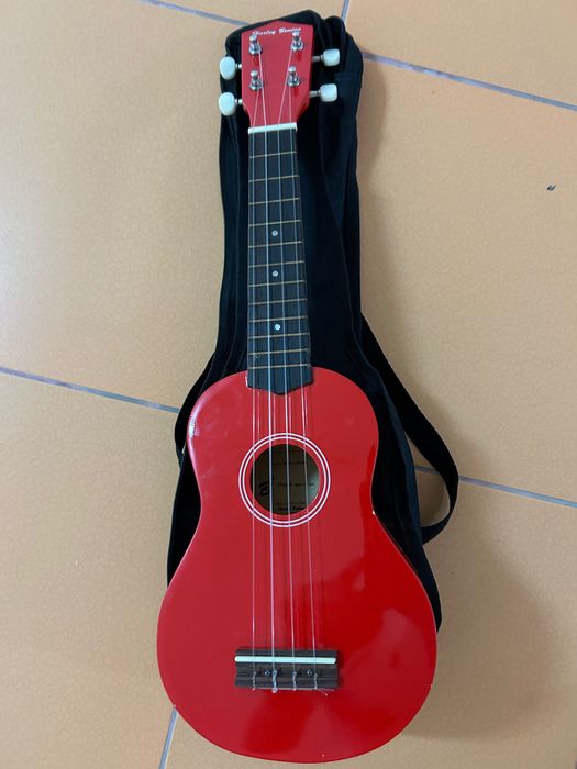 Ukulele Harley Benton – roșu, ca nou,  stare foarte bună!