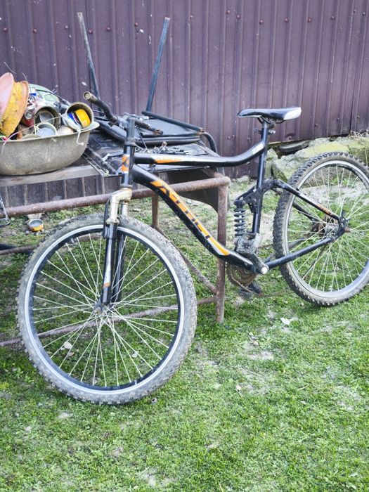 Cadru bicicletă (+roți+scaun+pedale)