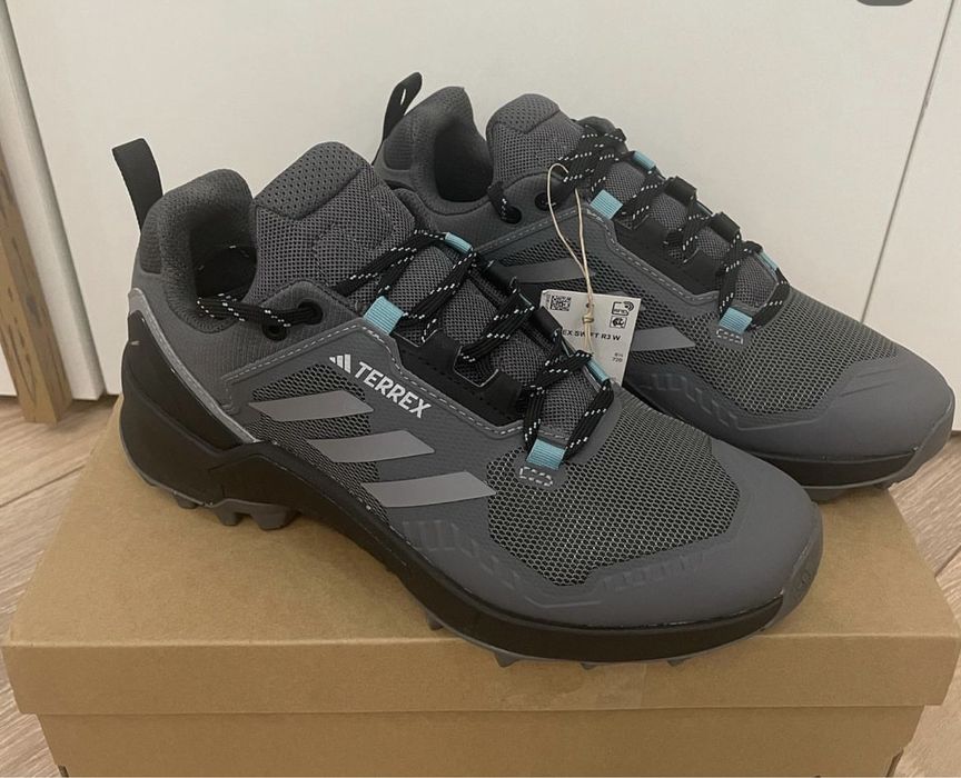 Кроссовки женские