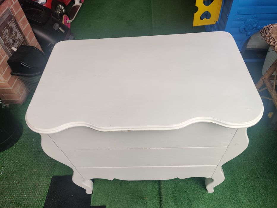 Vând set mobilier comodă și corp cu sertare din lemn masiv