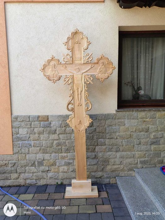 Cruce sculptata din lemn sculptata manual pe ambele parti