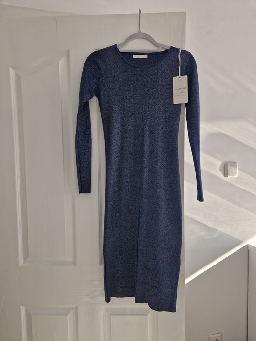 Дълга нова рокля