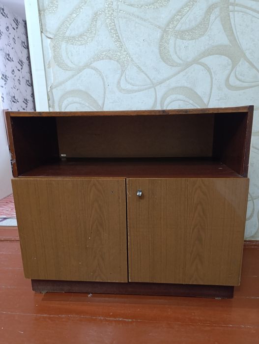 Продам стол под телевизор в хорошем состоянии