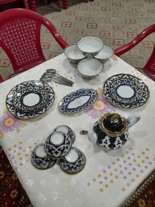 Tadbir uchun stul-stol va idishlar to‘plami sotiladi