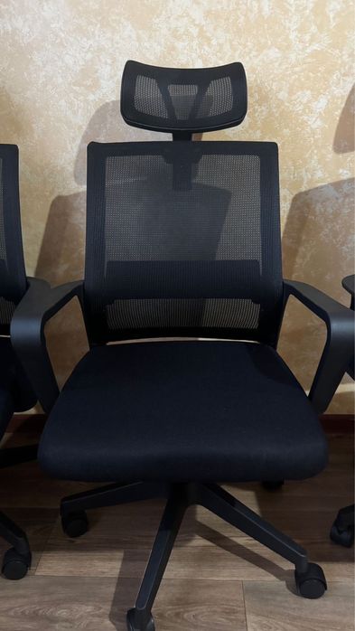 Черные кресла.