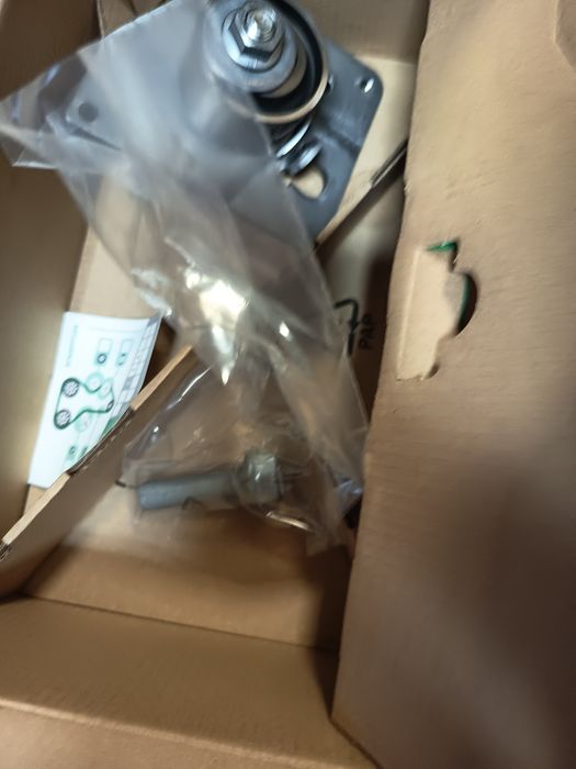 Продавам нови гарнитури за глава,картер,капак клапани,болтове за главата и комплект  ремък и ролка за Рено лагуна 1 ,1,9 ДЦИ