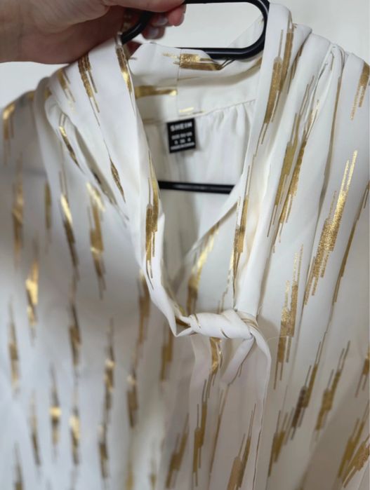 Camasa alb cu auriu si pene