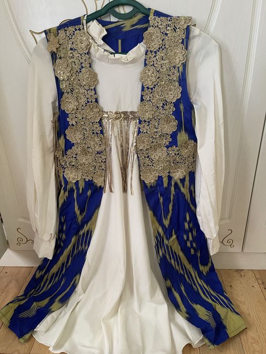 Qizil rangli 200 ming so’m. 3 talik troyka 300 ming som