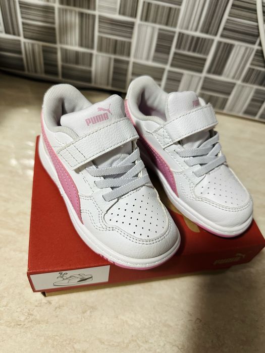 Adidasi albi  fetite