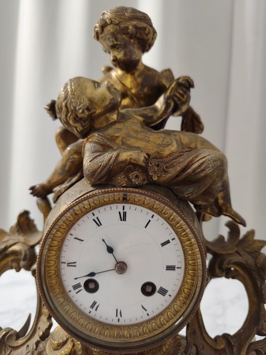 Антикварен бронзов часовник с ангели.