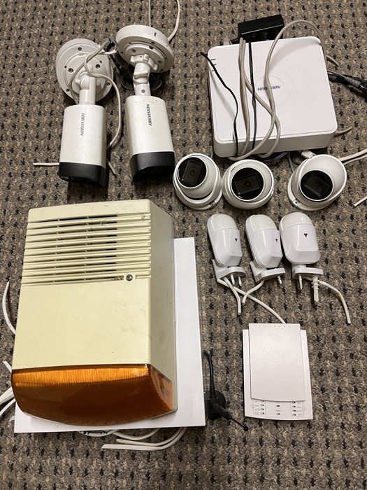 Sistem supraveghere Hikvison,5 camere,alarma paradox,3 senzori.