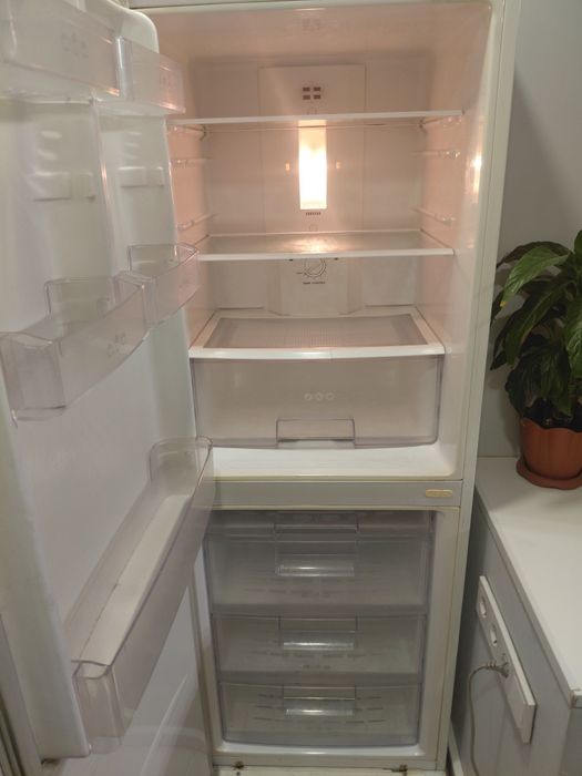 Холодильник элджи рабочая Доставка есть
