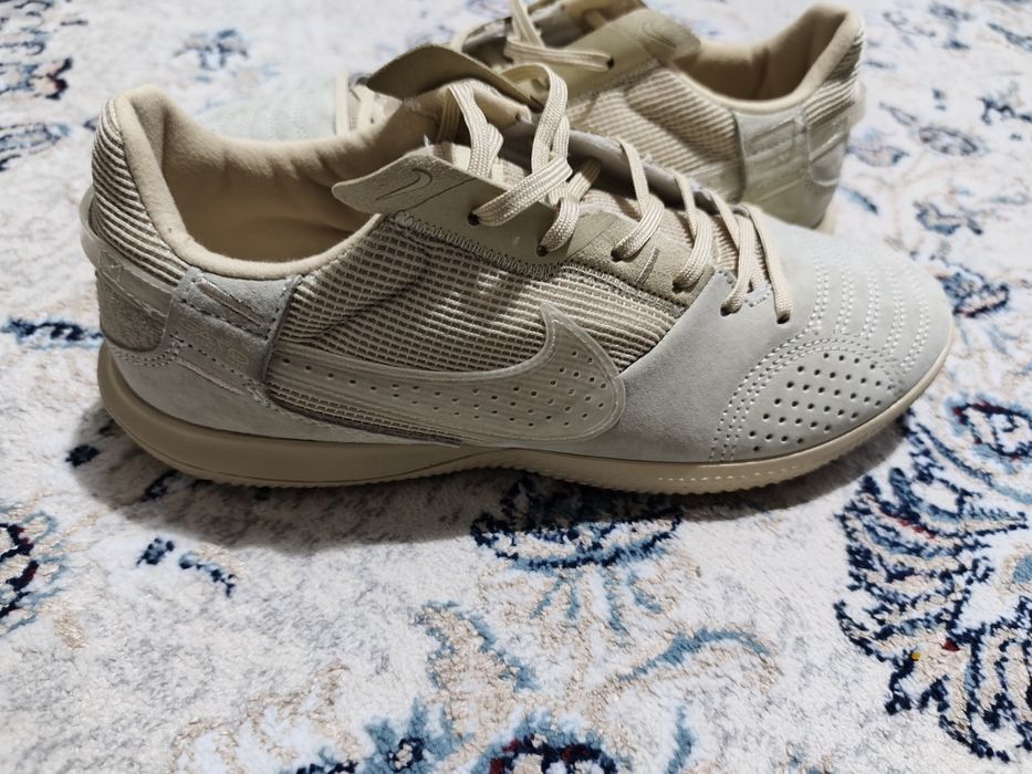 Продам футзалки naik