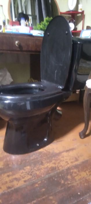 Продам унитаз с бачком