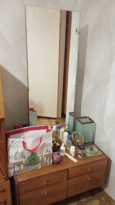 Продам б/у холодильник и мебель