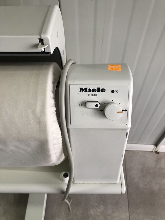 Каландър за гладене на чаршафи и покривки.