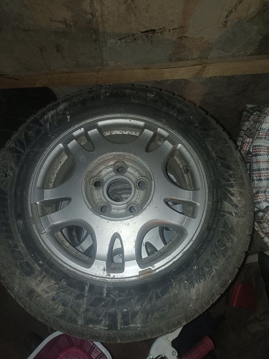 Продам зимние шины с титанками