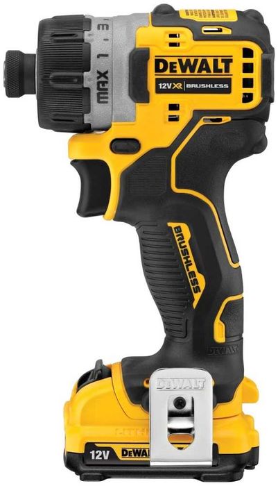 DeWALT шуруповерт DCF601D2