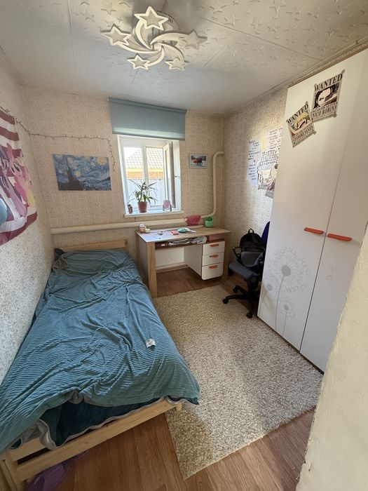 Продам  в детской шкаф и стол