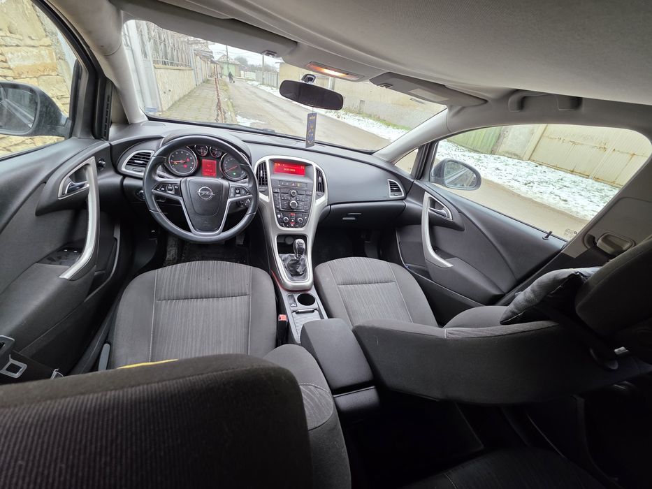 Opel Astra J 1.4T 2010г