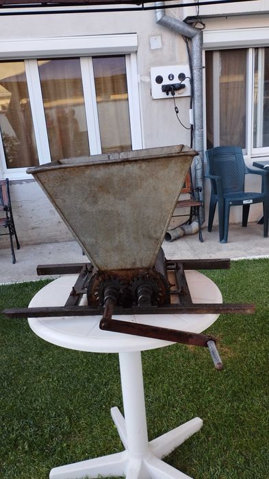 Машина за мелене на грозде