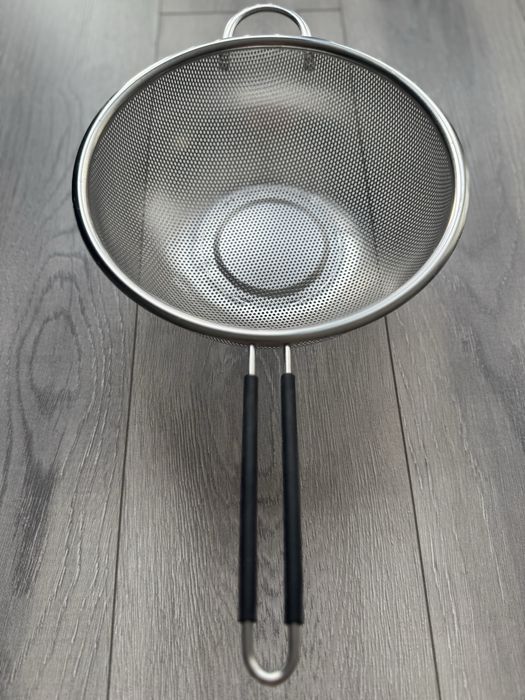 Новые миски, чашки, сито, дуршлаг