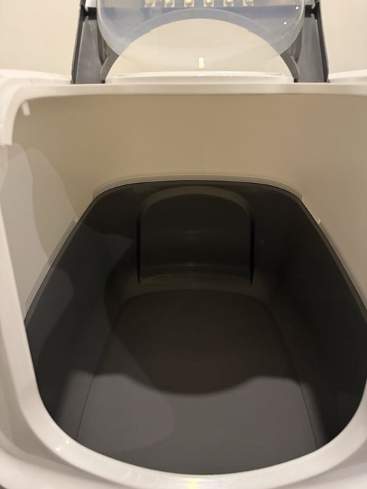 Затворена котешка тоалетна