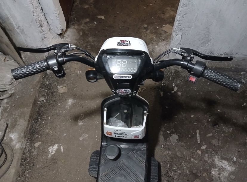 Скутер ska8.