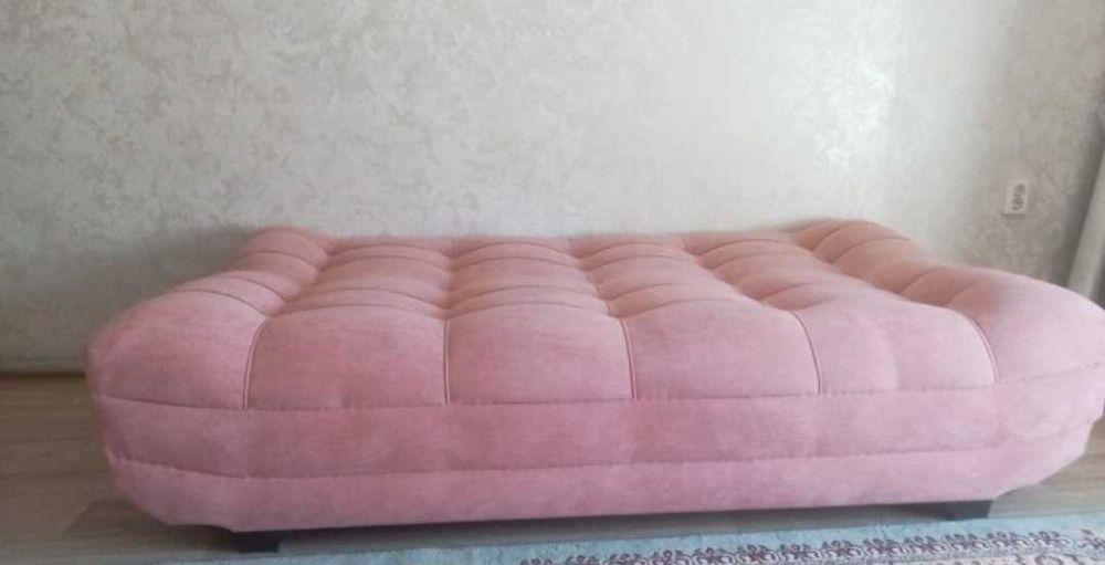 Продам розовый диван!