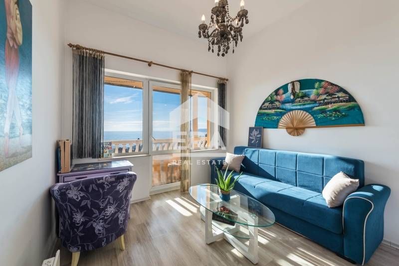 Четириетажна обзаведена къща за продажба, с двор, 4 гаража и морска па