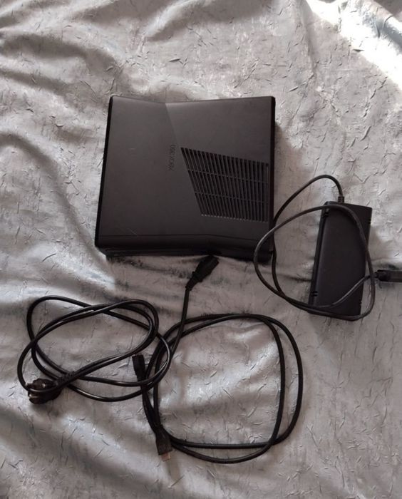Vând Xbox 360 slim