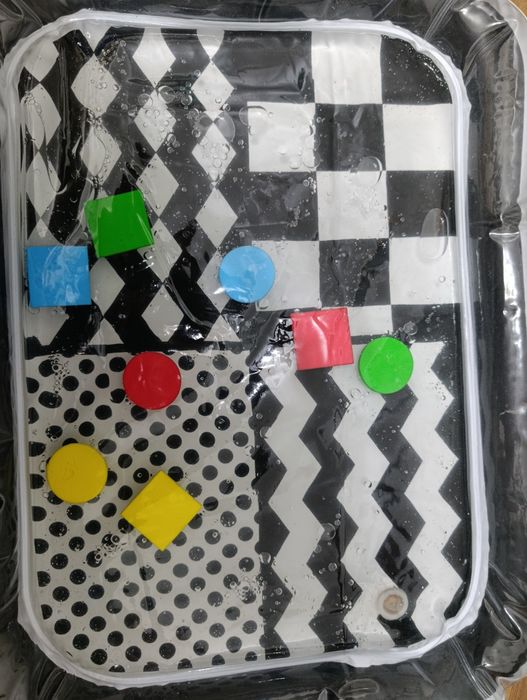 Salteluță cu apă Montessori pentru bebeluși – Alb-Negru contrastant, i