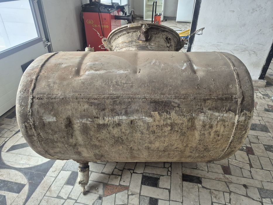 Продам 2 бочки алюминиевые.