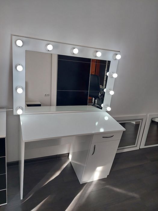 Огледало тип Холивуд