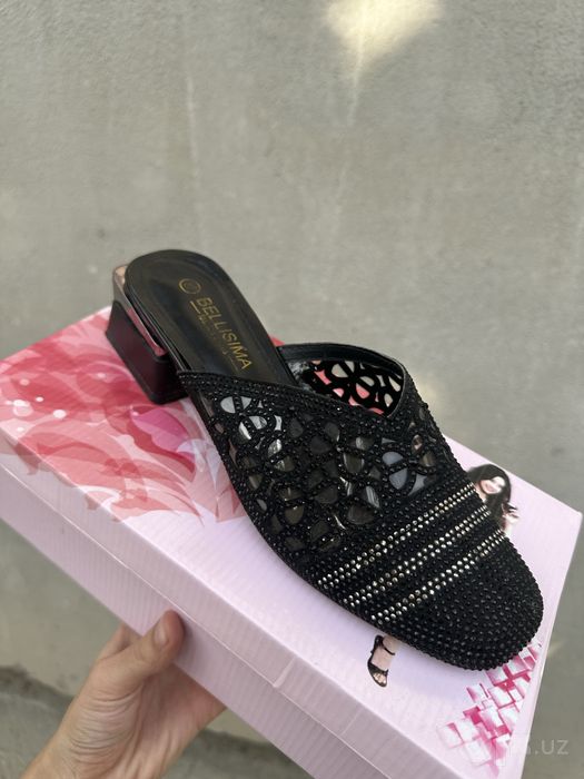 Ayollar oyoq kiyimi sotiladi.
