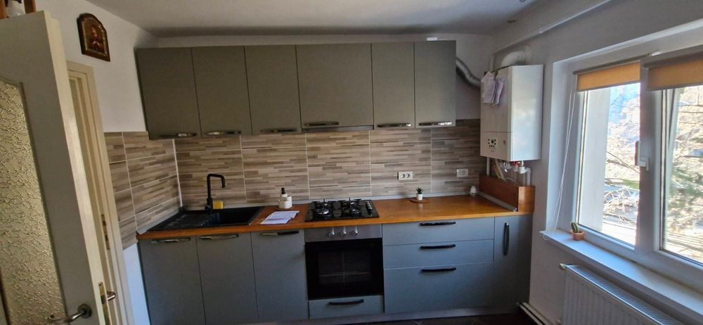 Închiriez apartament 3 camere, 2 băi, 2 balcoane, Focșani.