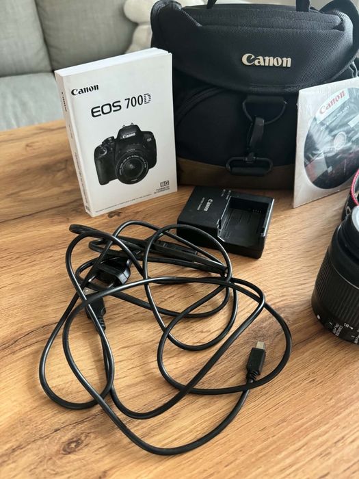 DSLR фотоапарат Canon EOS 700 D с обектив