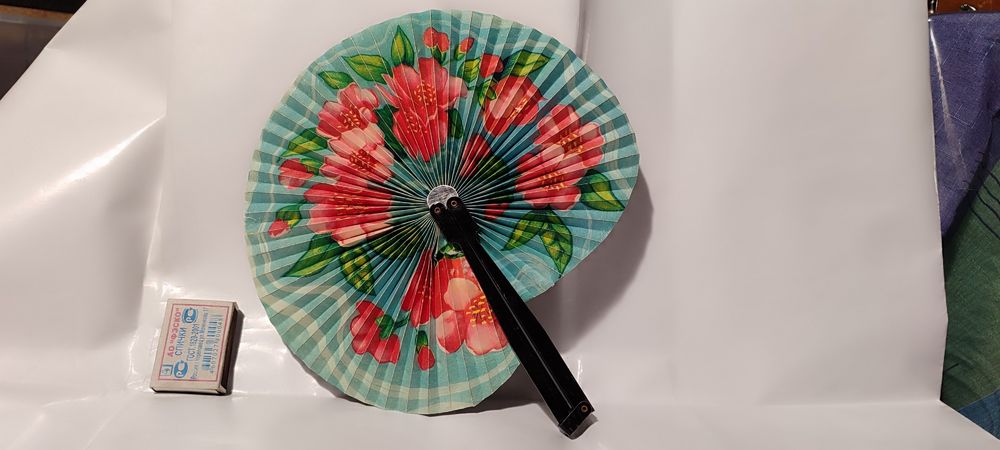 Прекрасный веер с шелковистым полотном в металле