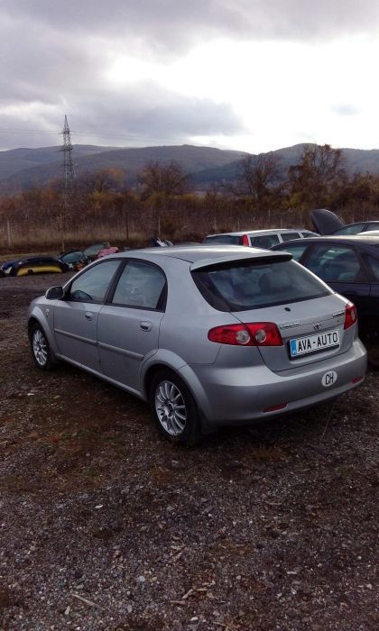 Део Лачети на части