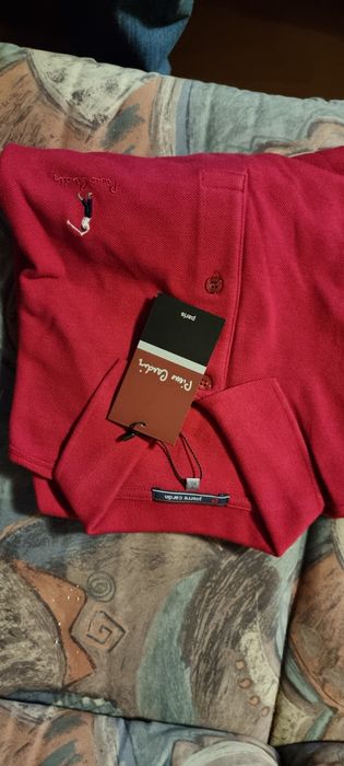 Vând tricouri și cămăși de firma