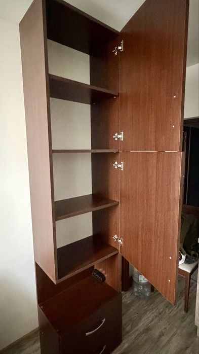 Здрав висок шкаф с чекмеджета