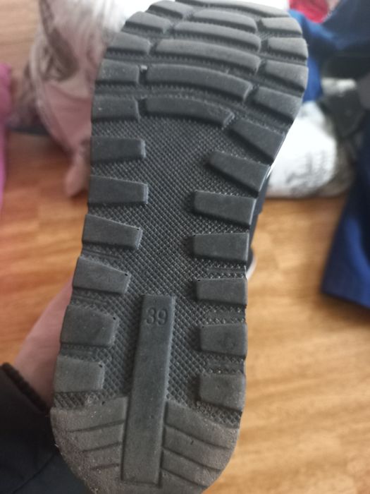 Продам кроссовки