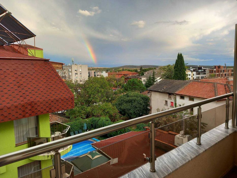 Двустаен нов, напълно обзаведен в центъра на Хисаря