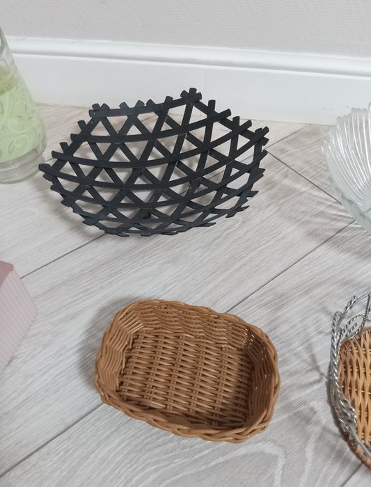 Вазы, корзины, графин, салфетница.