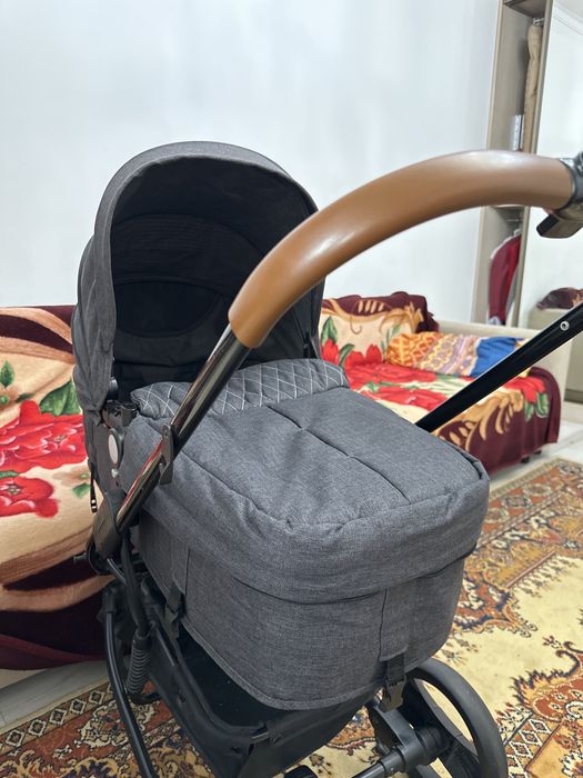 Продается детская коляска, в хорошем состоянии. Есть детское кресло.