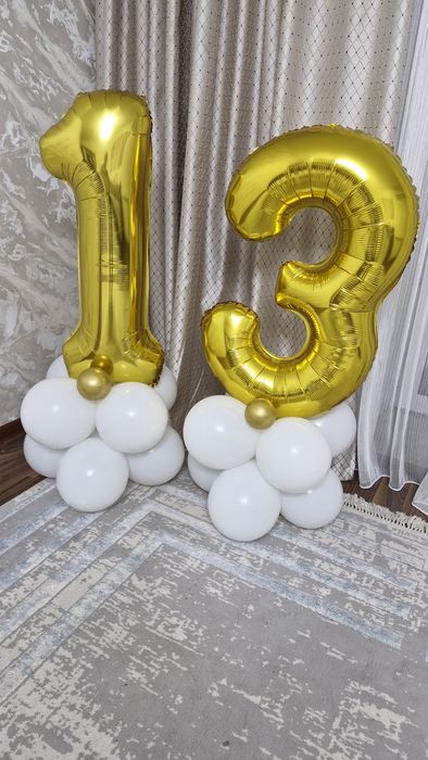 Шары цифра 13 на стойке