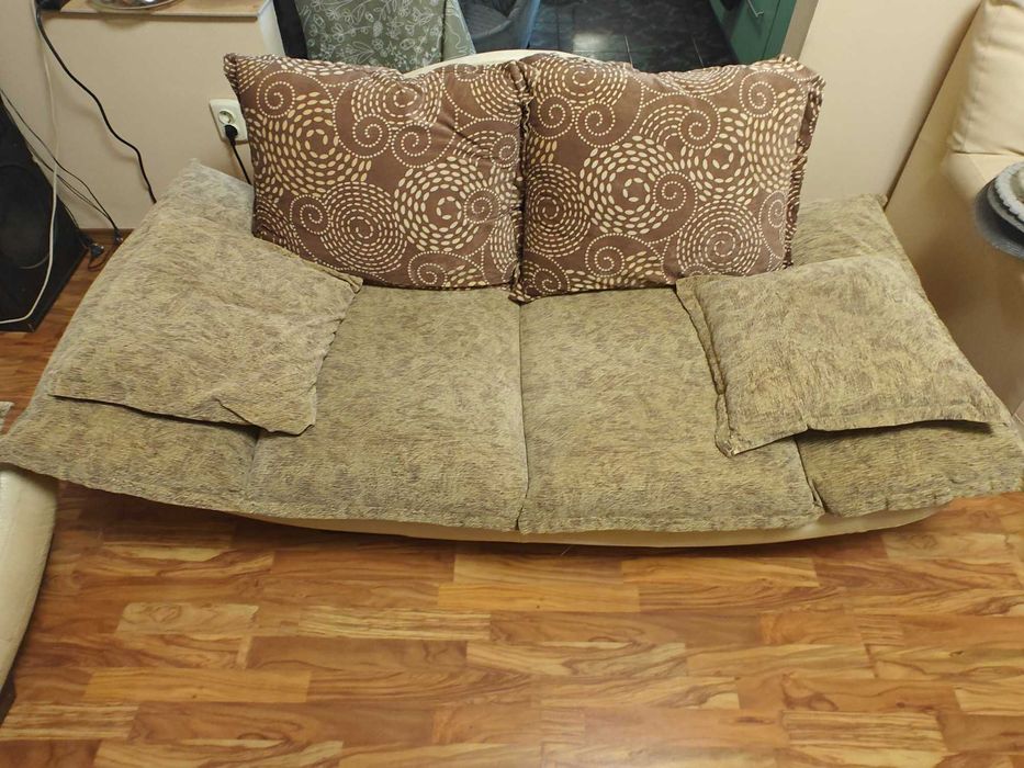 Холова гарнитура с маса