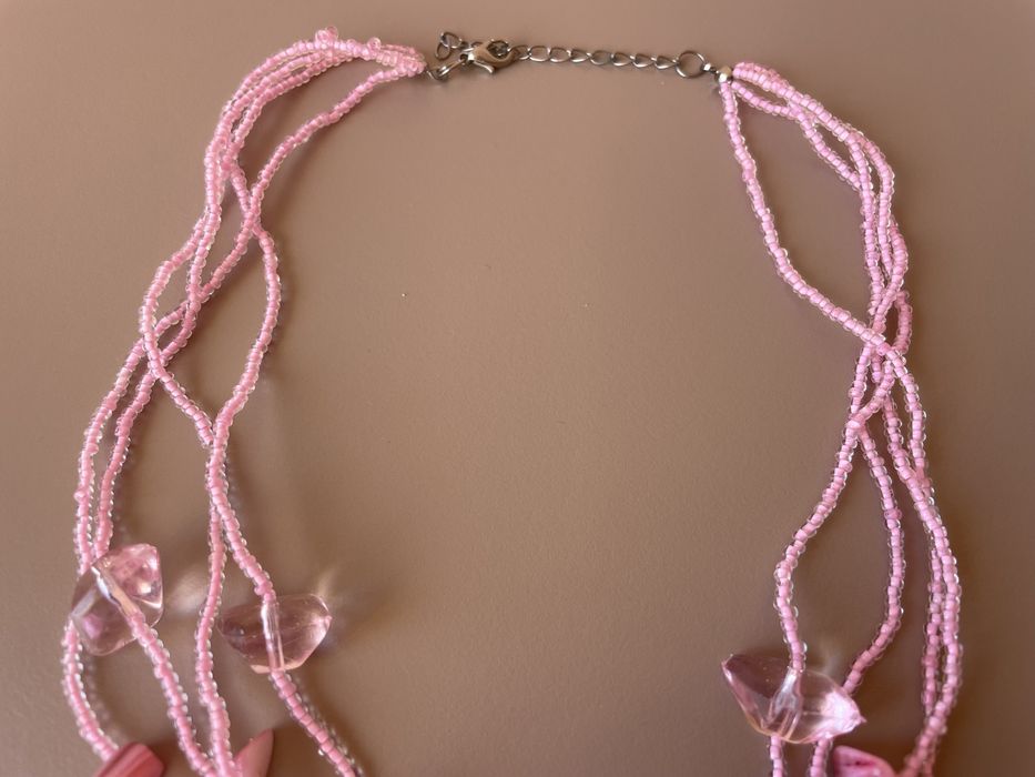 Colier roz cu pietricele